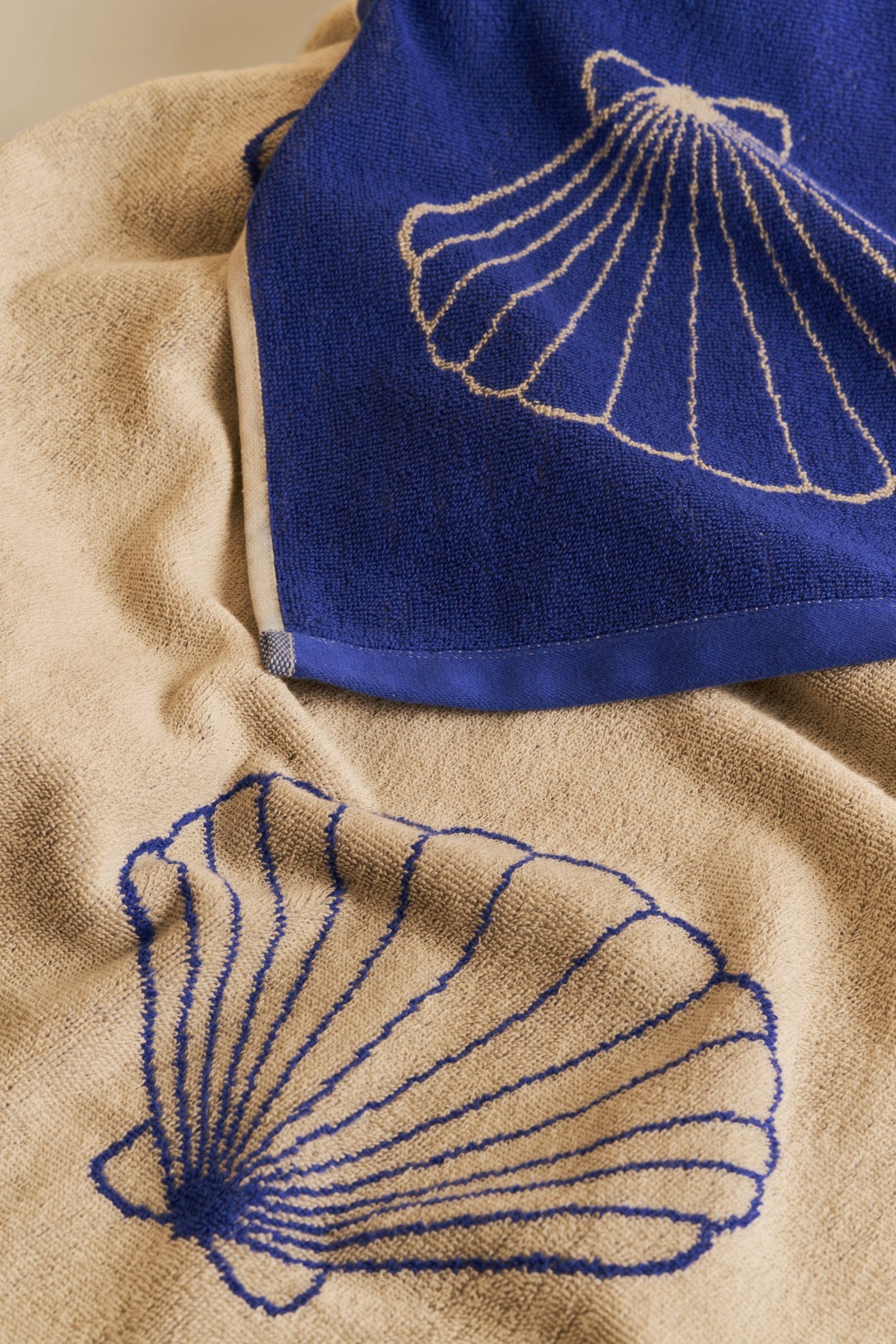Shell strandhåndklæde - Sand/Cartel Blue