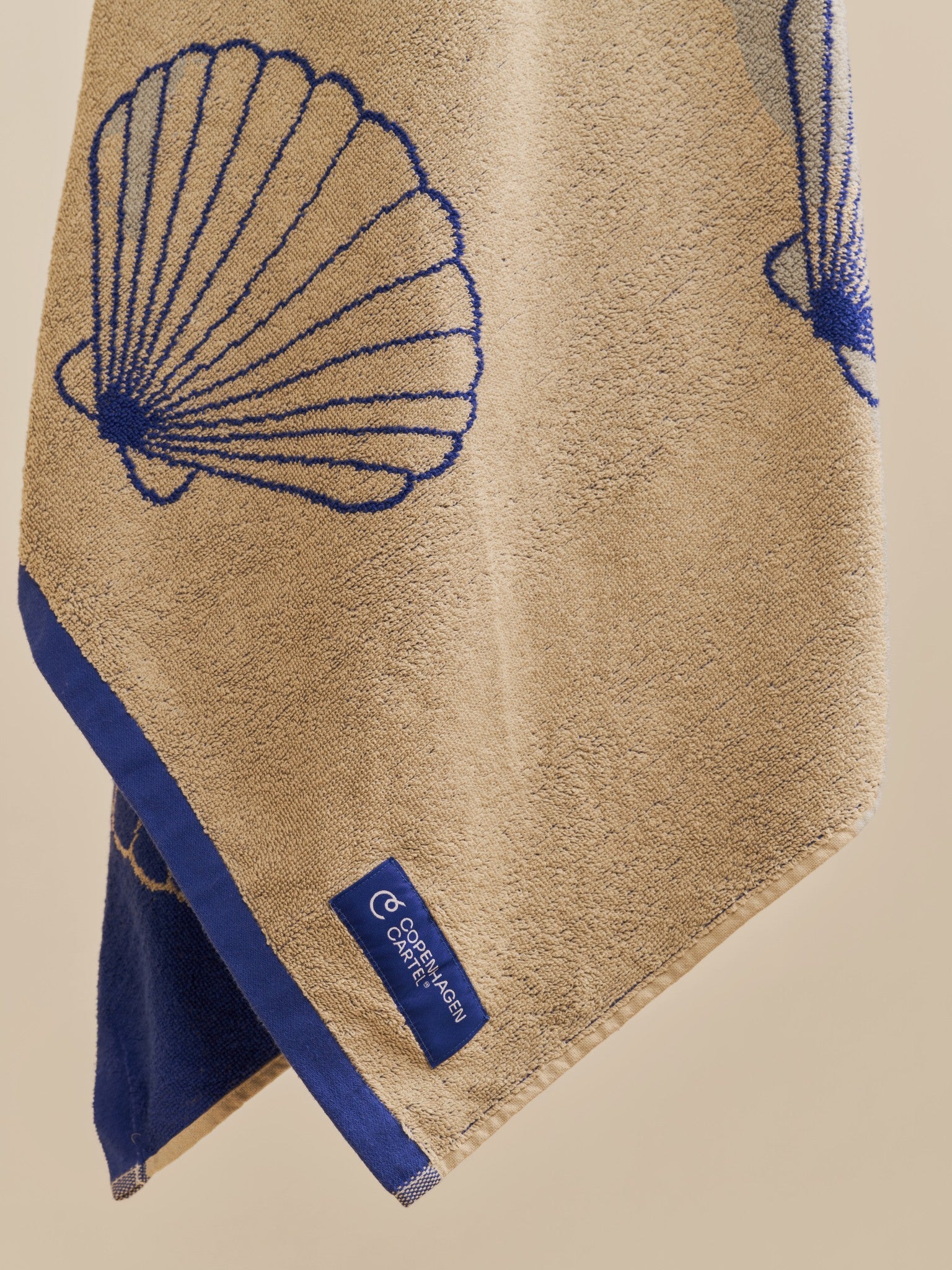 Shell strandhåndklæde - Sand/Cartel Blue
