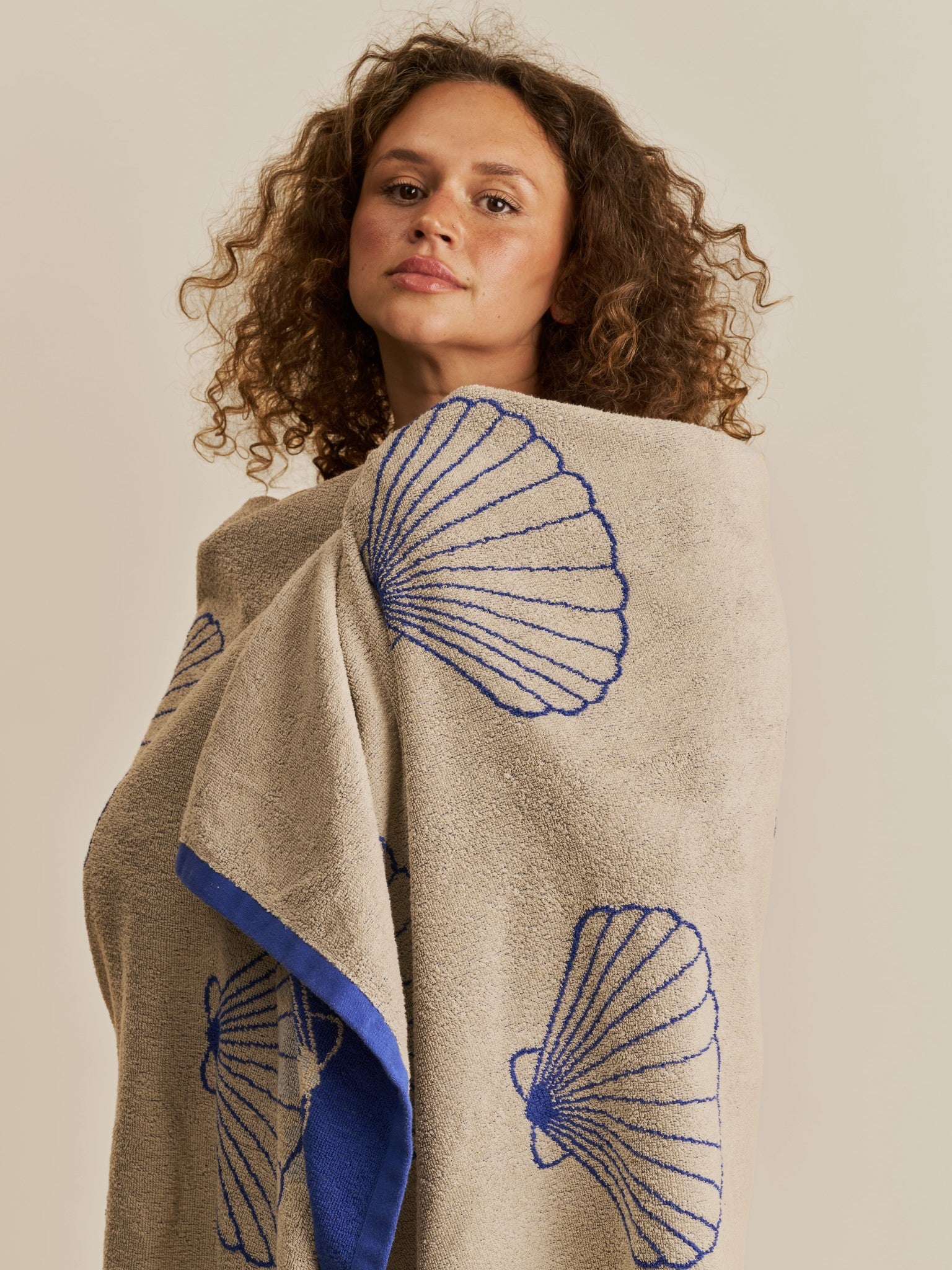 Shell strandhåndklæde - Sand/Cartel Blue
